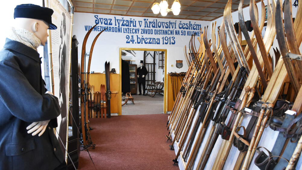 Vila hostí tři různé historické expozice.