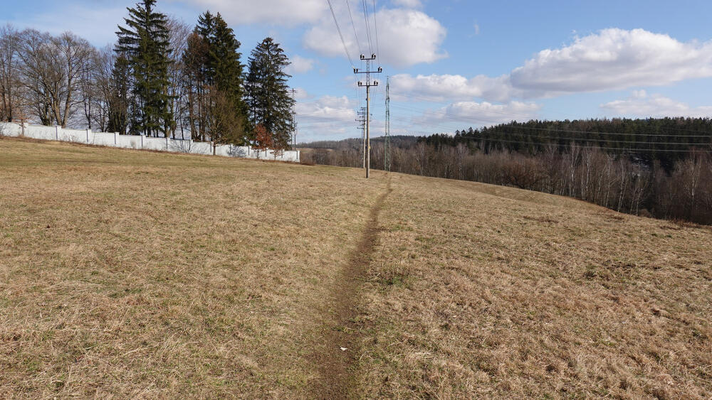 Vyrážíme po neznačené cestě přes louku kolem hřbitova (MAPA 2, bod 2).