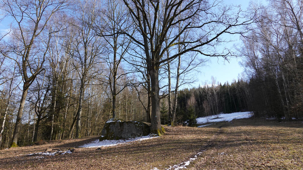 Cestou po zelené směrem na Císařský kámen (MAPA 2, bod 10).