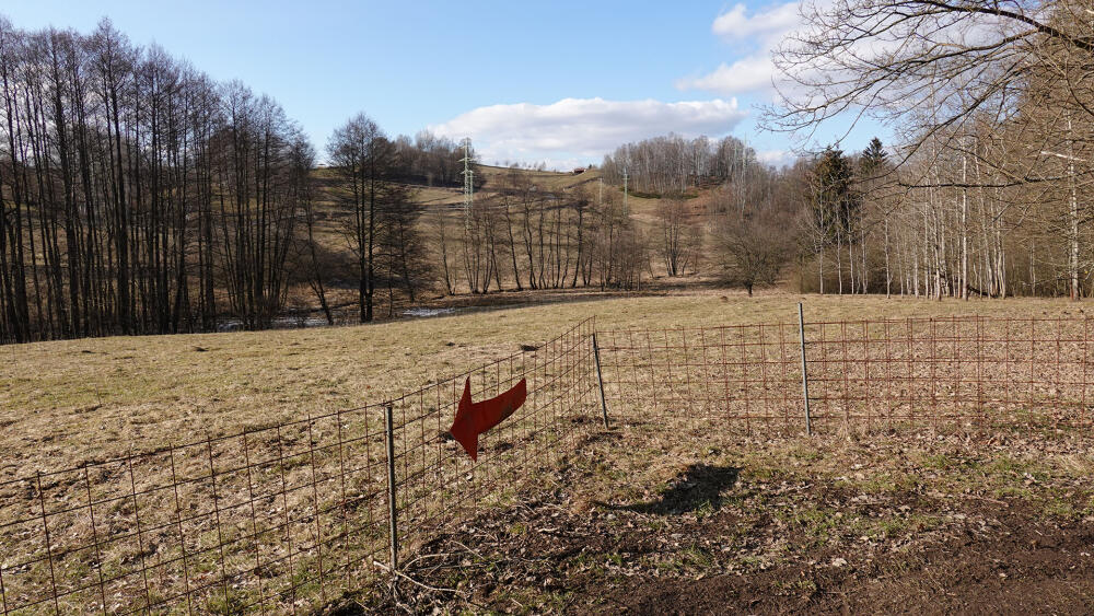 Nacházíte se v Liberci, na obzoru je Liberec, mezi vámi ale leží zakázané území Dlouhého Mostu (MAPA 2, bod 12). Kudy teď? Absurdní situace, kterou budeme snad již zanedlouho s hořkým úsměvem přidávat k dobru v hospodě.