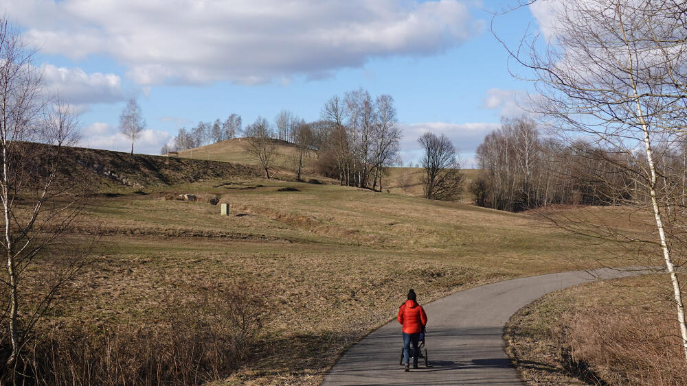 Horní silnice patří k Liberci, tato k Dlouhému Mostu. Paní netuší, že právě páchá zločin (MAPA 2, bod 13).