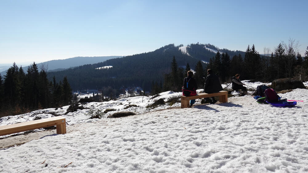 Srovnání kvality výhledu. Jižní obzor z vrcholu Světlého vrchu s dobře patrnou rozhlednou na Tanvaldském Špičáku.