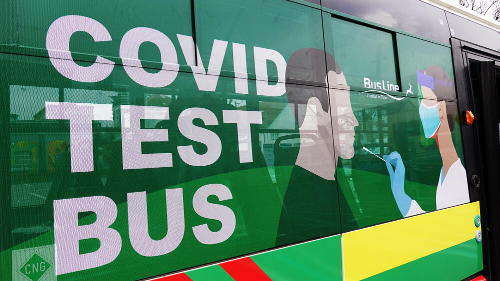 Možná to tak vypadá, ale toto není reklama na nový typ antigenního testu. Proto se nerozčilujte, až vaši zastávku "Covid Test Bus" bez povšimnutí mine.