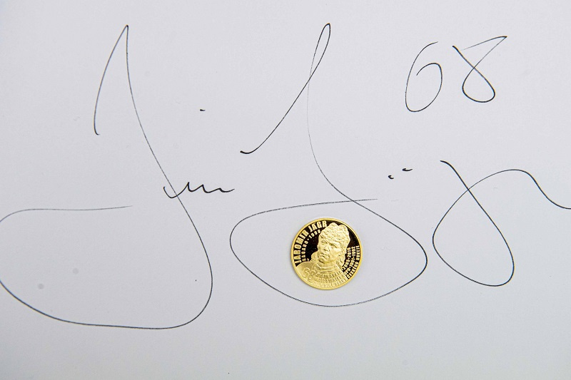 Podpis Jardy Jágra kolem vlastní mince. Foto: Artur Irma