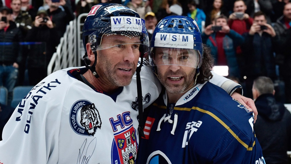 Jágr v modrém s další hokejovou legendou Petrem Nedvědem v liberecké areně.