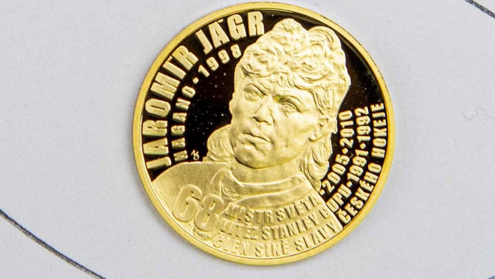 Detail zlaté mince s podobou J: Jágra v době největší slávy. Foto: Artur Irma