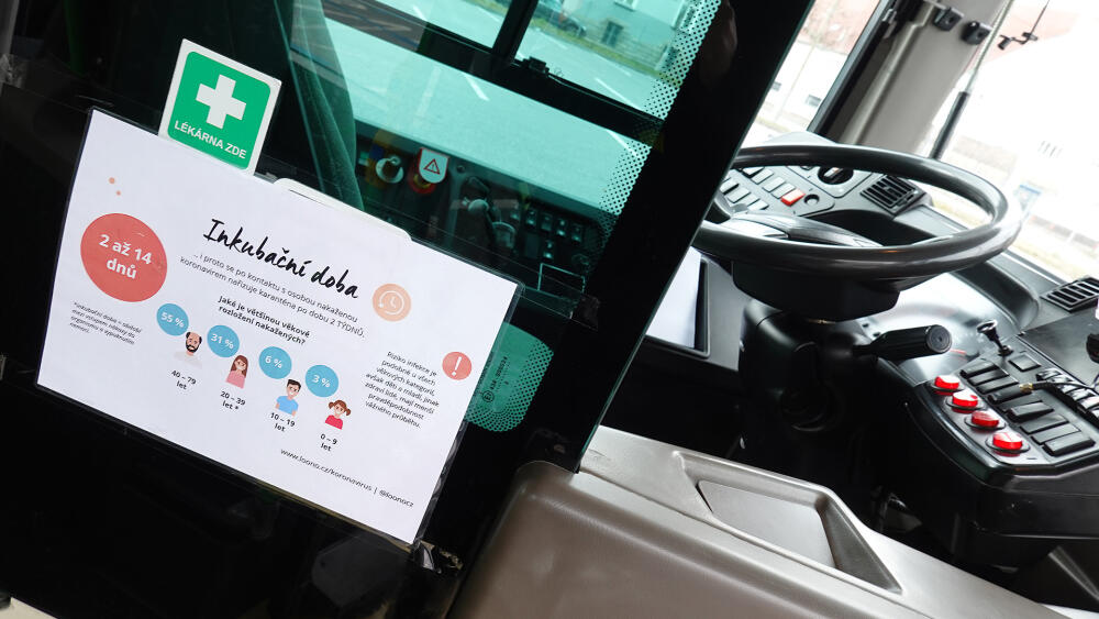 Autobus je vyšperkován edukativními letáky.