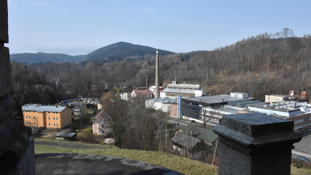 Pohled od Riedelovy hrobky na areál firmy Preciosa Ornela.