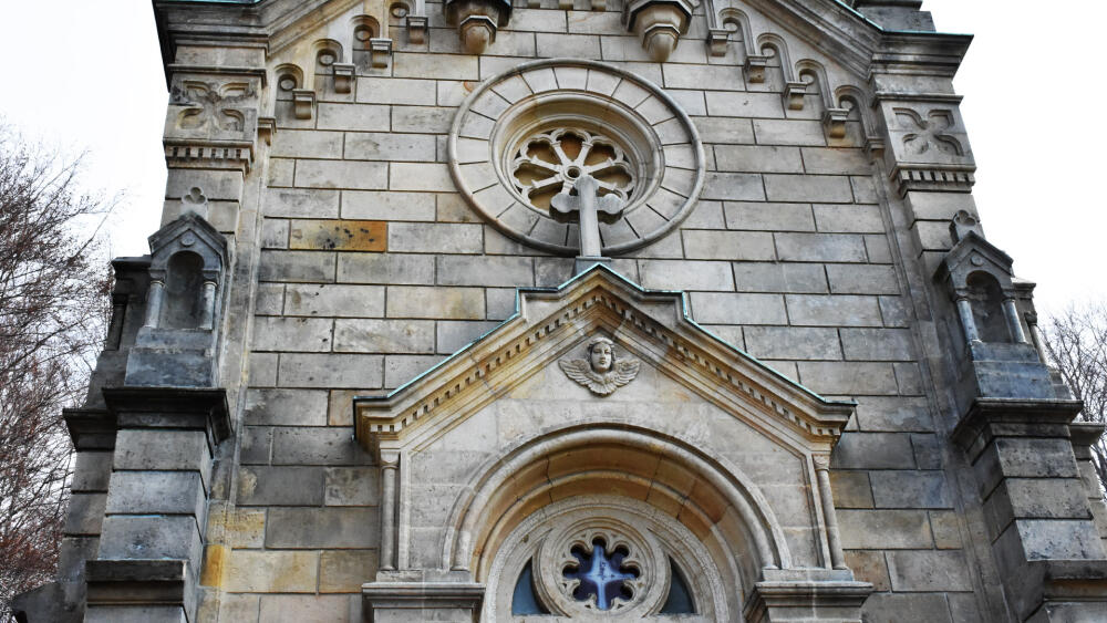Riedelova hrobka, detail fasády.