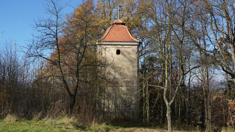 Vodojem (MAPA bod 10). Nádrž byla umístěná v úrovni oválných oken.