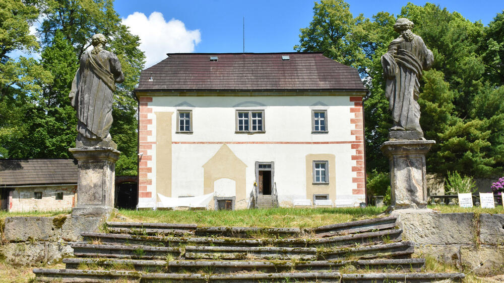 Bredovský letohrádek (MAPA bod 11) ze zahrady, tedy z poněkud nezvyklého úhlu. Zahrada totiž bývá většinou zavřená.
