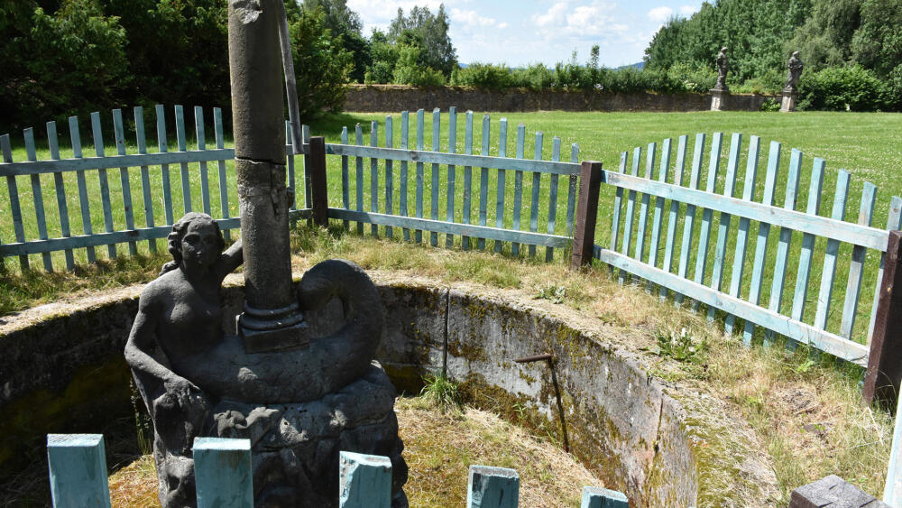 Centrální fontána s Nereidou, nesoucí zbytky sloupu, na jehož vrcholu býval jako chrlič vody olověný orel. Z ostatních fontán zbyly jen symbolické fragmenty.