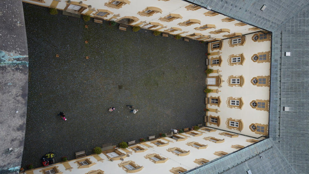 Lemberk, pohled z věže na nádvoří.