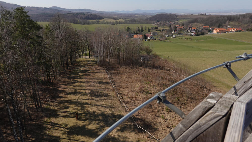 Pohled na část Heřmanic a na krajinu v jejich okolí z heřmanické rozhledny zvané Vokurka. 