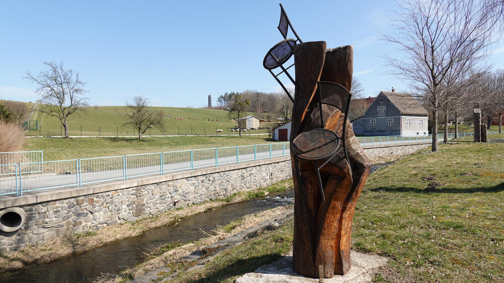 Heřmanice mají jarní úklid evidentně za sebou. Na obzoru se tyčí Vokurka.