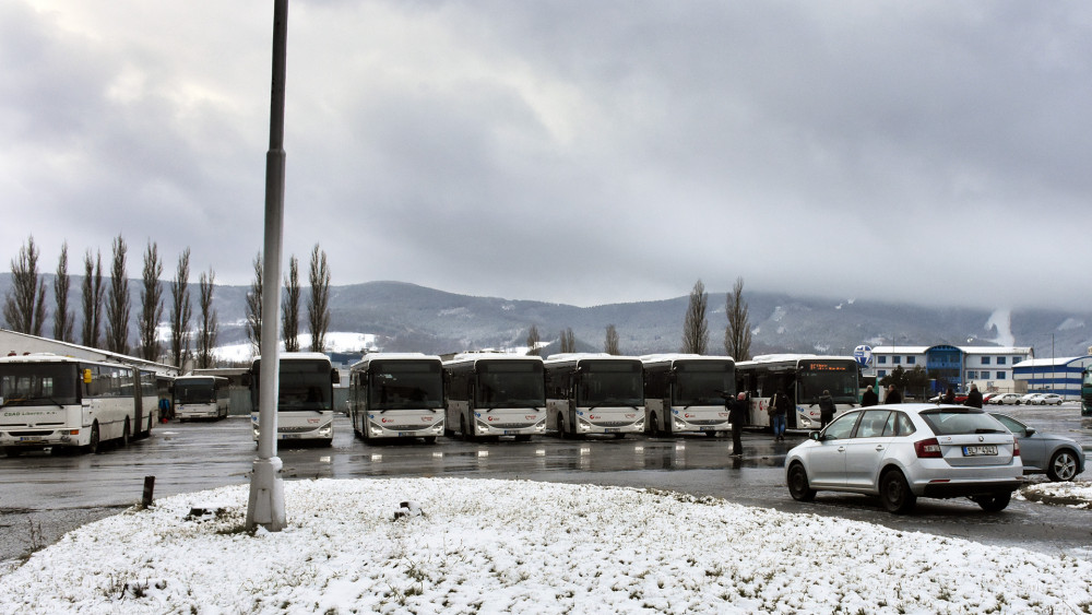 Z marketingového hlediska byl vybrán termín naprosto nevhodně, silueta Ještědského hřebenu fotce nových autobusů prostě chybí.