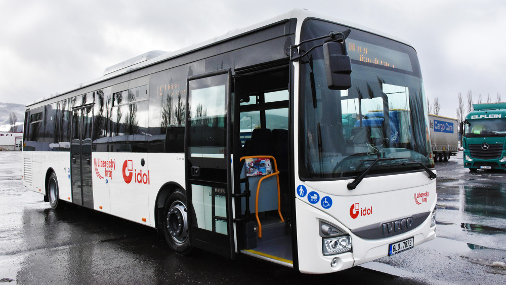 Všech 17 autobusů je identických jak výbavou, tak logy Libereckého kraje a Koridu (resp. Idolu) na bílém pozadí.
