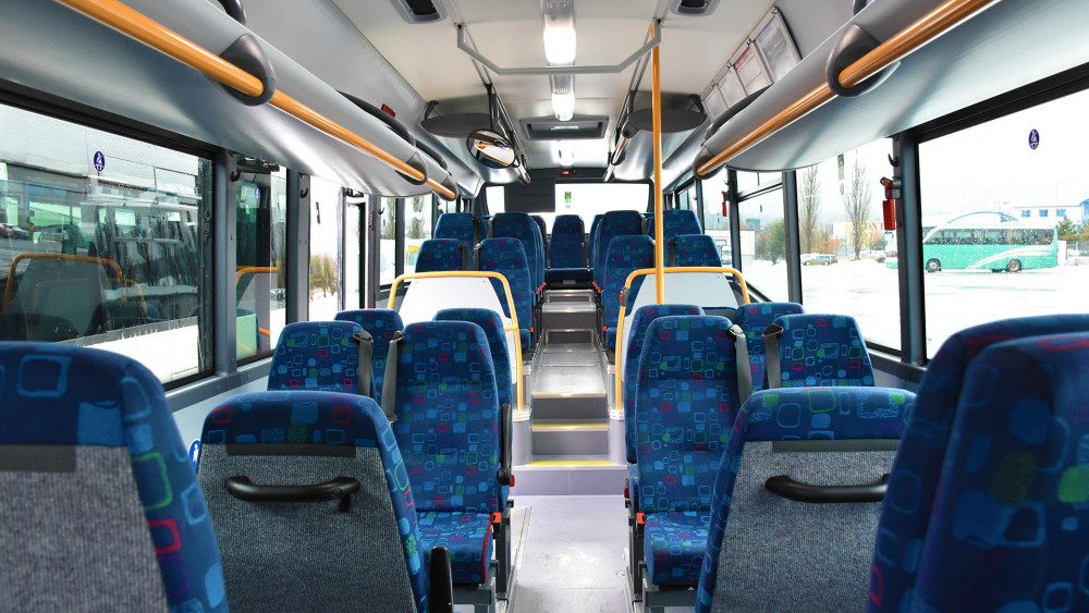 Autobus je 12 m dlouhý a pojme až 120 osob (59 sedících).