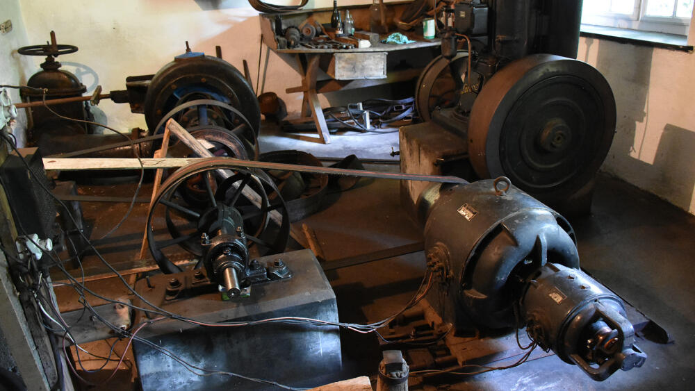 Turbína (na fotografii zcela vzadu) pohání malou vodní elektrárnu v popředí. Výkon turbíny se pohybuje kolem 7,4 kW, což odpovídá spotřebě asi desítky kuchyňských robotů. V tomto srovnání je obdivuhodné, co všechno v mlýně turbínka obsloužila.