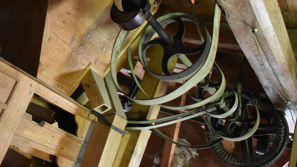 Energie je od turbíny rozvedena transmisemi po celém mlýně.