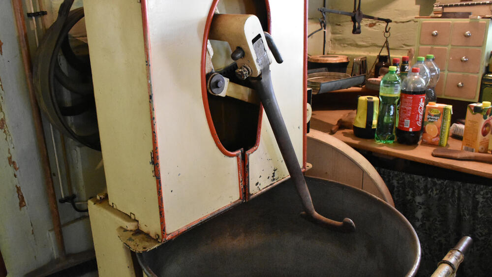 Energie vodního kola je rozvedena i do kuchyně, kde v díži na chleba pohání mechanickou ruku hnětoucí těsto. Tento "kuchyňský robot" stále funguje.