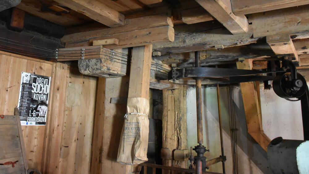 Dráty vedoucí vzadu pod stropem jsou součástí původní třífázové elektroinstalace z roku 1906. Jsou pod proudem dodnes, ale napětí na vstupu je z bezpečnostních důvodů sníženo trafem.