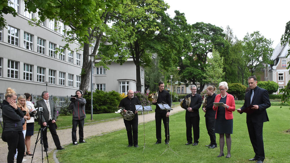 Jednou ze šestice zatím známých ambasadorů je Christine Winkelbauer Kelly, pravnučka Franze Clam-Gallase. Na fotografii otevírá liberecký park Clam-Gallasů.