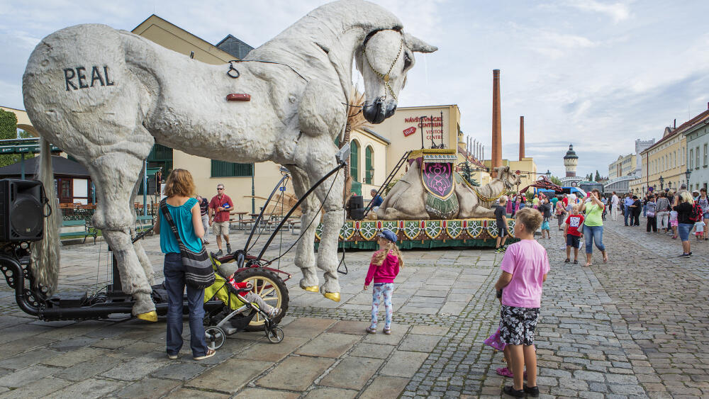Plzeň 2015, defilé obřích loutek. (Kredit: město Plzeň, foto Miroslav Chaloupka)