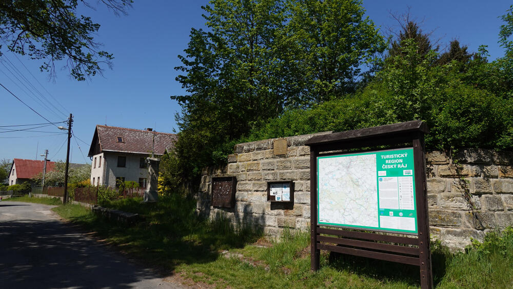 Pohoř či Pohoří, kamenná zeď za panelem s mapou ukrývá obecní vodárnu.