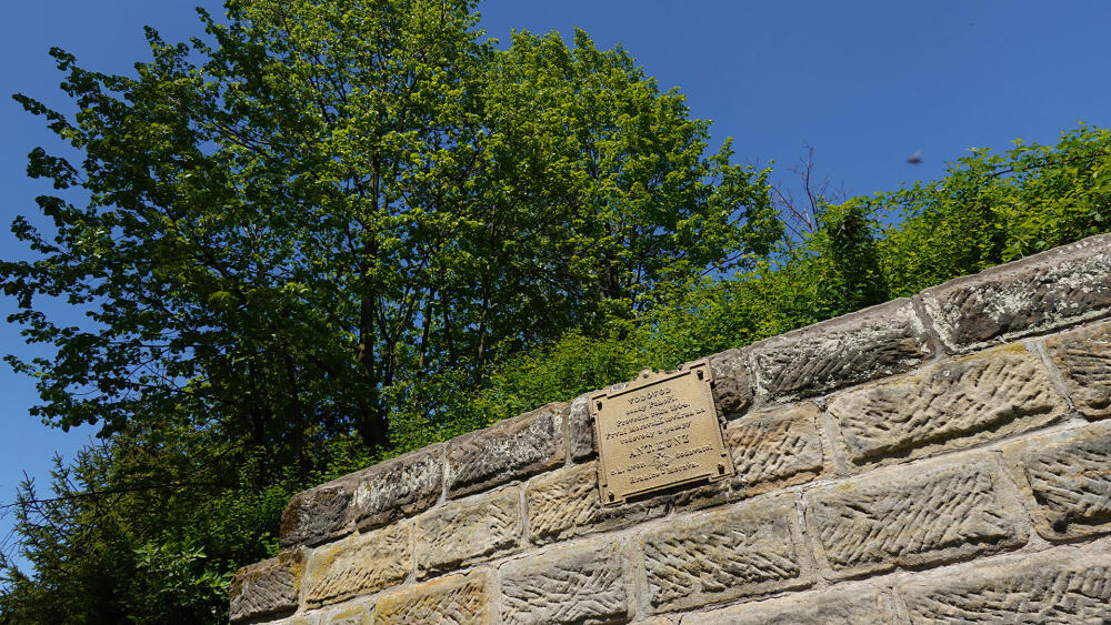 Pamětní deska vodárny z roku 1904.