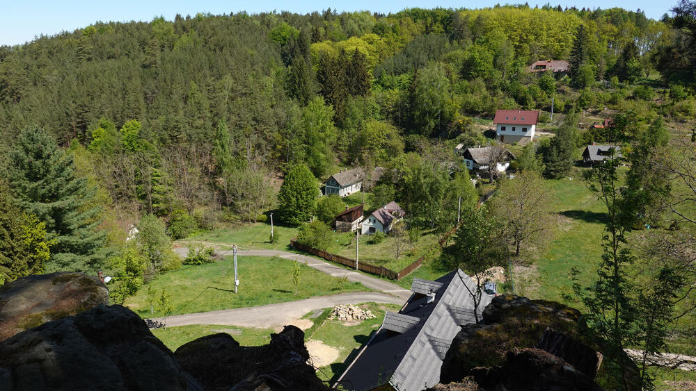 Pohled na Podpohoří ze skalní vyhlídky na zelené turistické značce.