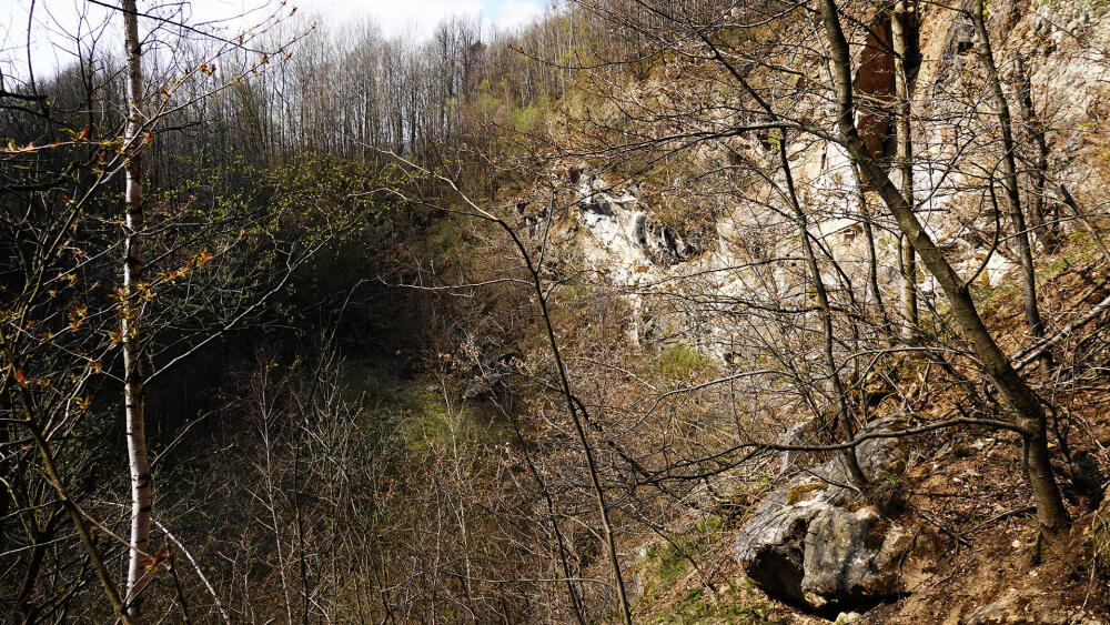 Pohled do největšího lomu Vápenného vrchu shora. Pořizování podobných záběrů důrazně nedoporučuji, protože některá místa na hraně lomu jsou nestabilní.