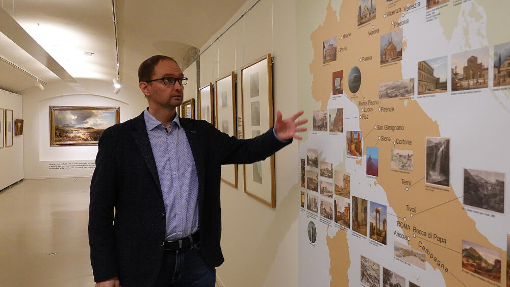 Pavel Hlubuček, ředitel Lázní, na výstavě Zahrada a dóm světa, sestavené z italských sbírek galerie.