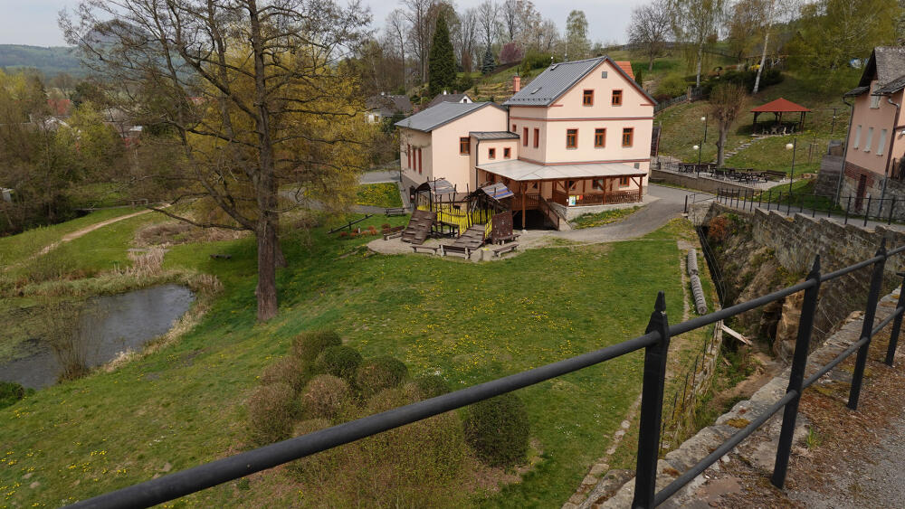 Centru Radvance dominuje obecní úřad, hospoda a park pro volnočasové aktivity.