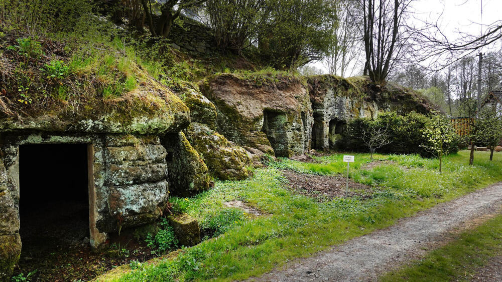 Skalní sklepy, fotografie charakterizující Radvanec a vlastně i celý region.