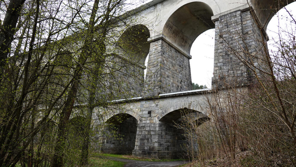 Sychrovský viadukt z údolí Mohelky.