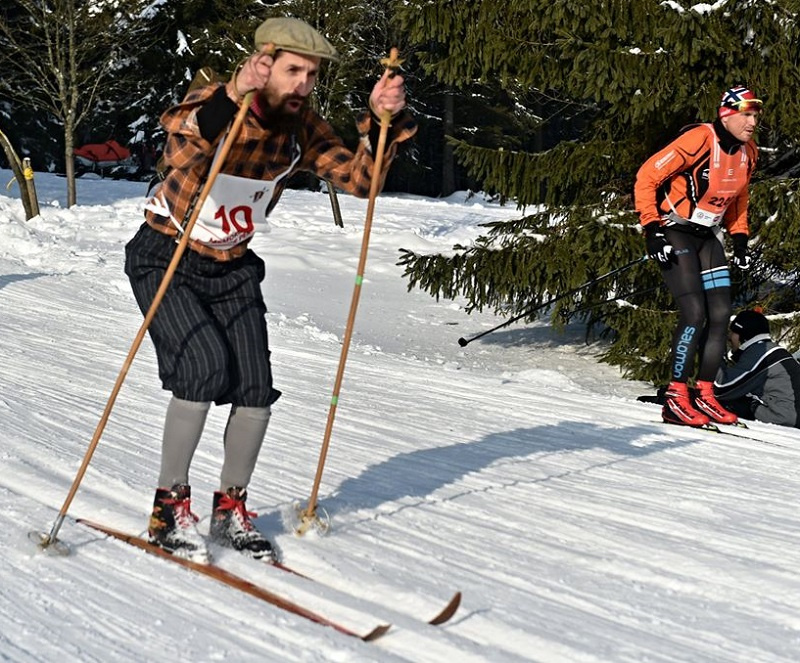 Prvních 15 startovních čísel je navždy vyřazeno, patří horolezcům tragicky zesnulým pod Huascaránem. Symbolicky je oblékají historičtí lyžníci, kteří jsou součástí startovního ceremoniálu. Foto: Ota Mrákota