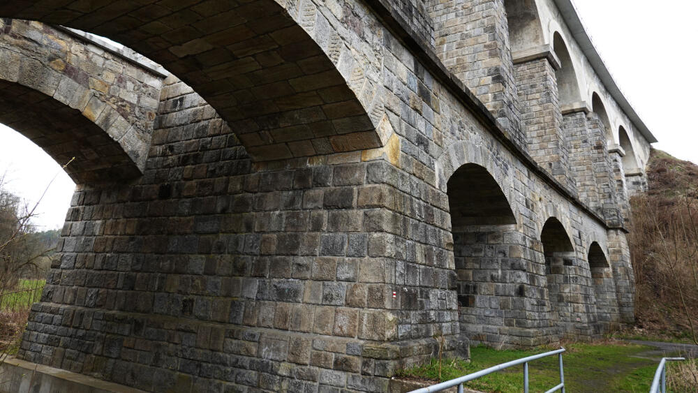 Pohled na viadukt z mostku přes Mohelku.