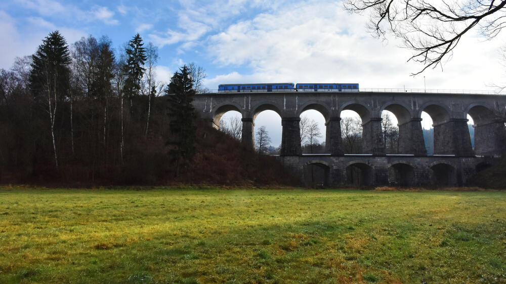 Sychrovský viadukt ze směru od Třtí.