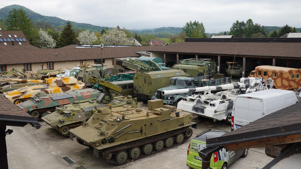 To stále není všechno, na druhém konci areálu (směrem do polí) venkovní přehlídka bojové techniky pokračuje.