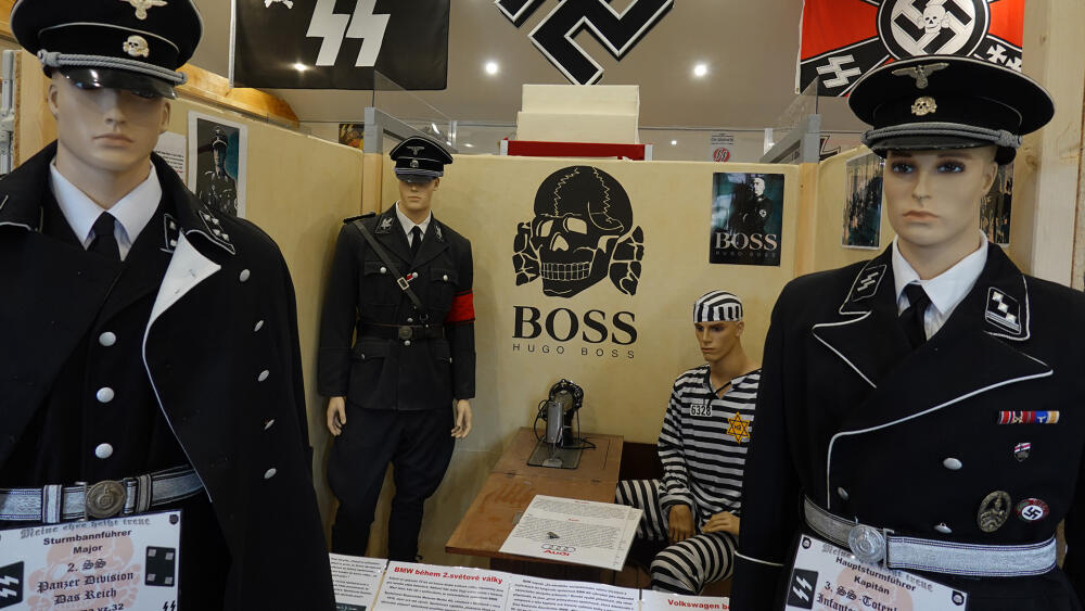 Má-li muzeum odrážet historii pravdivě, musí vystavovat i takovéto věci. Ano, součástí té mašinerie byl i Hugo Boss.