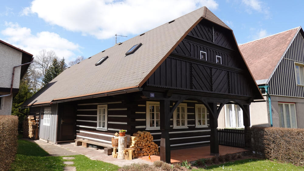 Dům č. p. 265 je replikou původního roubeného stavení s čelní podsíní z roku 1739. Novostavba pochází z roku 1996.