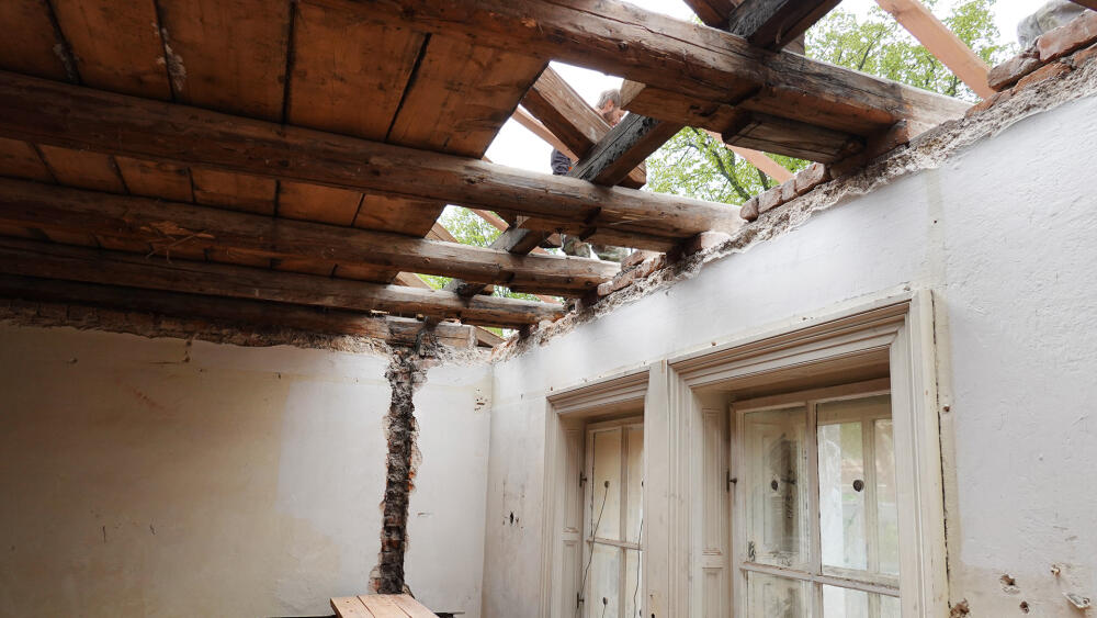 Palác má být celý pod novou střechou do letošní zimy.