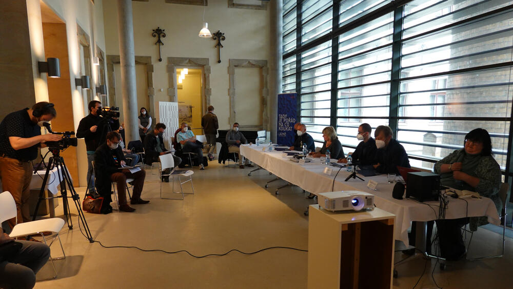 Nové prostorové uspořádání tiskové konference jako symbol nového přístupu, nebo jen důsledek covidových restrikcí?