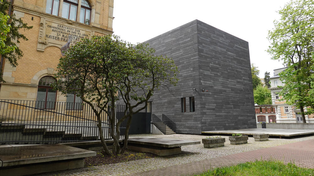 To, že revitalizace lázní na objekt galerie získala řadu ocenění, je známé, méně známé je, že pár cen nasbírala i kostka moderního depozitáře. 