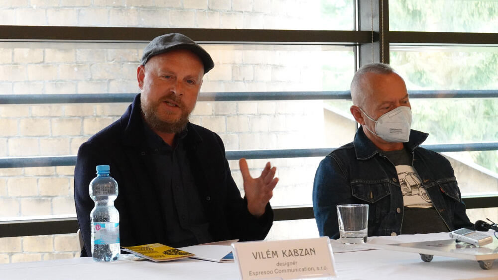 Delegace Espresoo Communication. Hovoří designer Vilém Kabzan, pod rouškou je schovaný kreativní ředitel Eda Kauba.