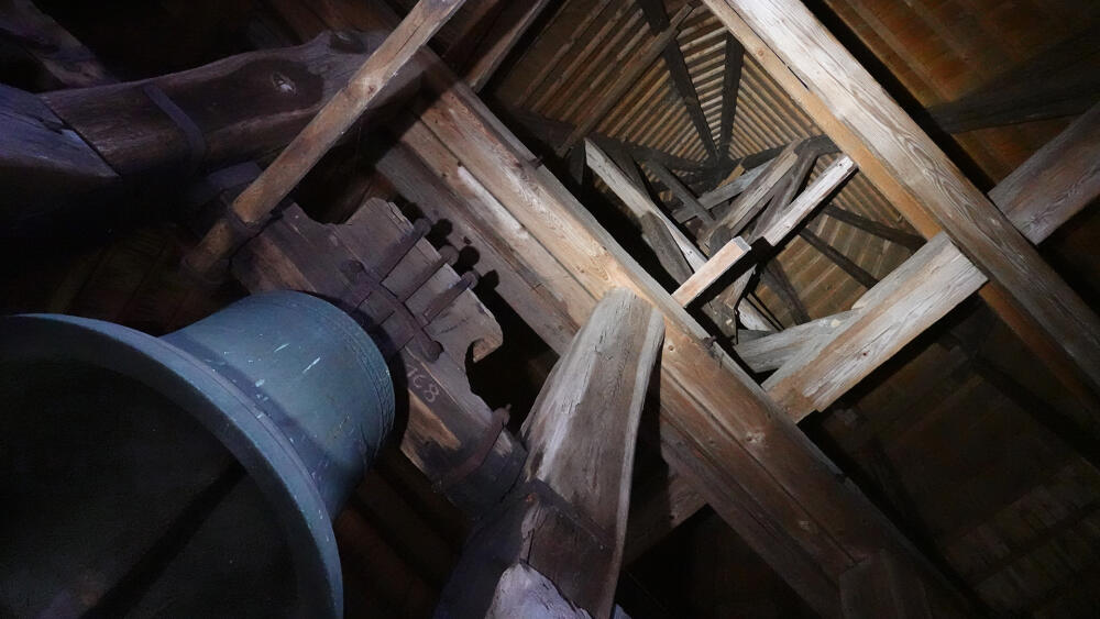 Pohled do vrcholu zvonice. V popředí je zvon sv. Václava, nově užívaný jako umíráček.