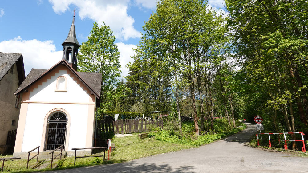 Dolní Světlá, kaplička a betonová cesta k turistickému hraničnímu přechodu Waltersdorf.