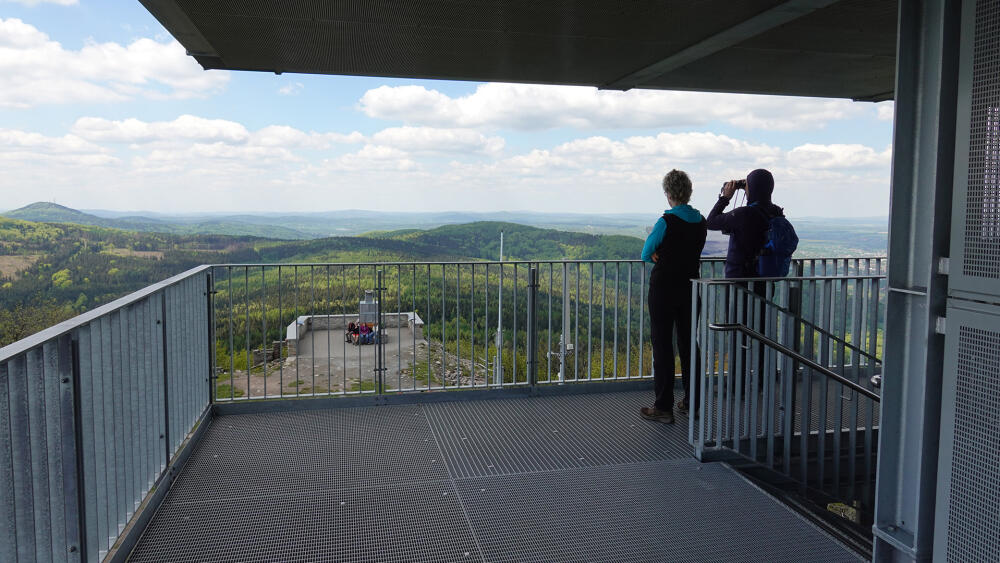 Vyhlídková plošina je právě tak vysoká, že poskytuje kruhové panorama obzoru.