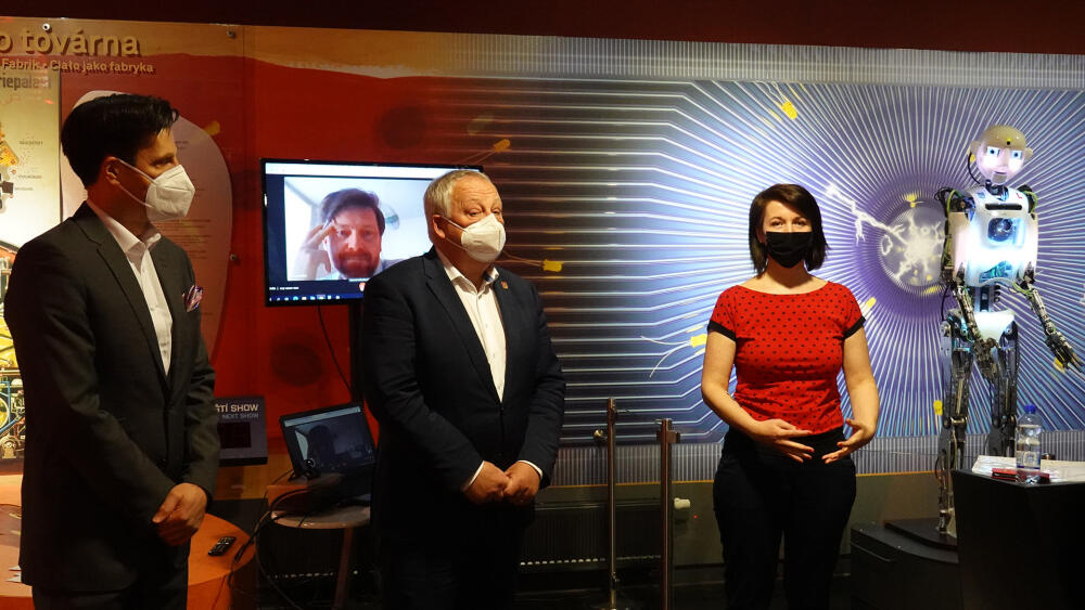 Liberecký primátor Jaroslav Zámečník (uprostřed), jeho náměstek Ivan Langr, tisková mluvčí Jana Kodymová a tiskový robotický mluvčí Thespian. Za nimi přihlíží ambasador Jan Randáček on-line.